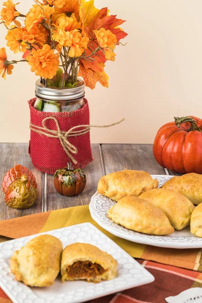 Fechar Ação Graças Mesa Decorada Com Tortas Mão Abóbora Assadas — Fotografia de Stock