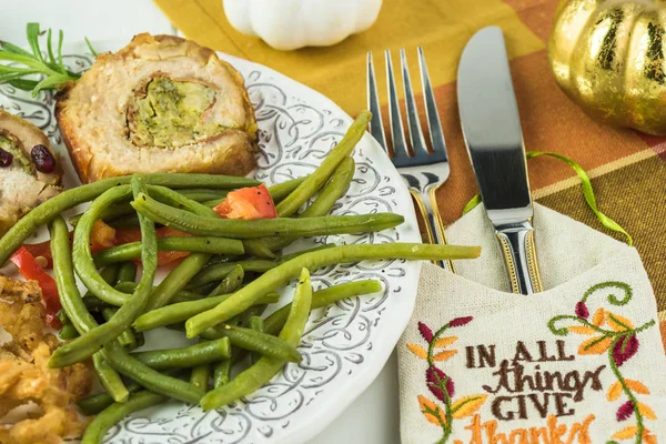 感恩节派对桌上的烤猪腰 上面塞满了意大利香肠和花椰菜 — 图库照片