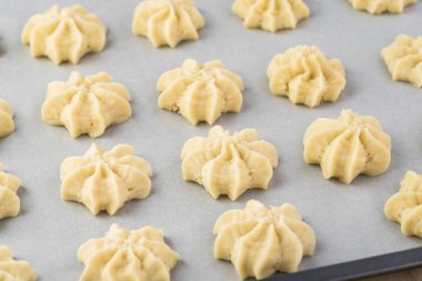 İpucu dekorasyon ile yapılan çiğ tereyağı çerezlerin yakın çekim.