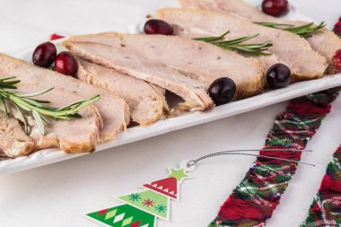 Tatil için dekore edilmiş plaka üzerinde Füme hindi göğsü parçaları yakın çekim.