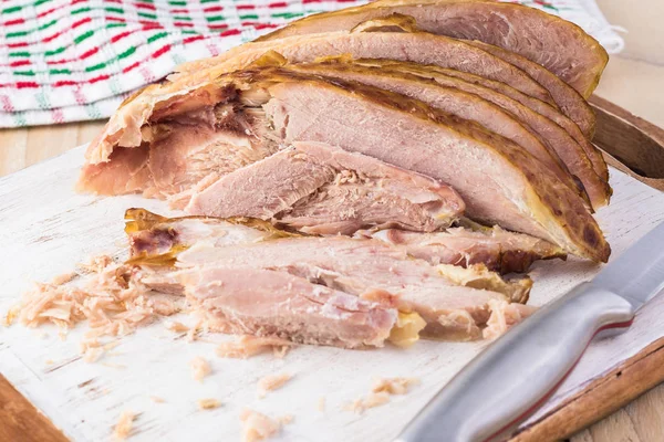 Kesilmiş Füme hindi göğsü kesme tahtası üzerinde yakın çekim.