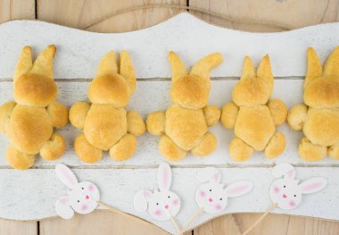 Rulo Paskalya kutlamaları için taze ev yapımı fırında tavşan ile tahta kesme yakın çekim.