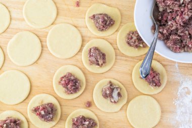 Hazır kıyma ile dolu yuvarlak kesilmiş kabuk yakın çekim.