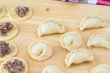 Sığır eti köfte el yapımı farklı şekiller kesme tahtası üzerinde Kapat