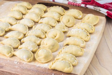 Sığır eti köfte el yapımı farklı şekiller kesme tahtası üzerinde Kapat