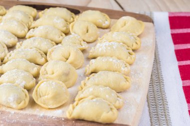 Sığır eti köfte el yapımı farklı şekiller kesme tahtası üzerinde Kapat