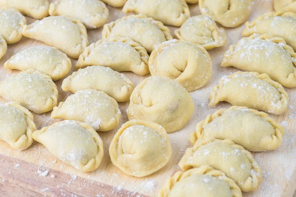 Sığır eti köfte el yapımı farklı şekiller kesme tahtası üzerinde Kapat