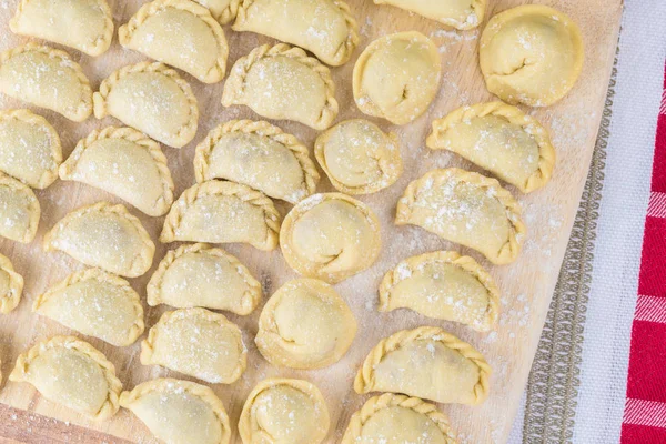 Sığır eti köfte el yapımı farklı şekiller kesme tahtası üzerinde Kapat