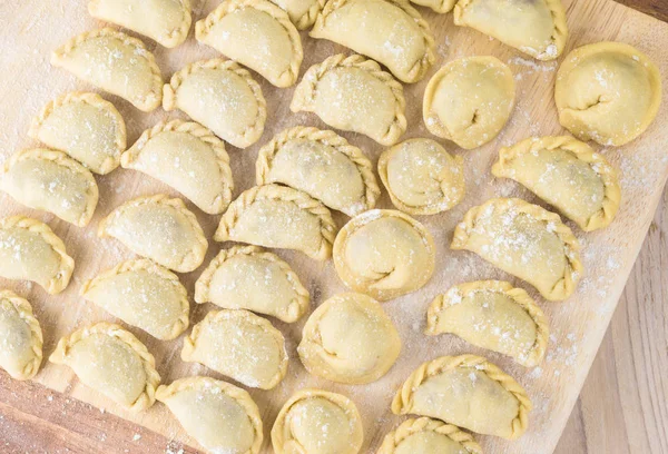 Sığır eti köfte el yapımı farklı şekiller kesme tahtası üzerinde Kapat