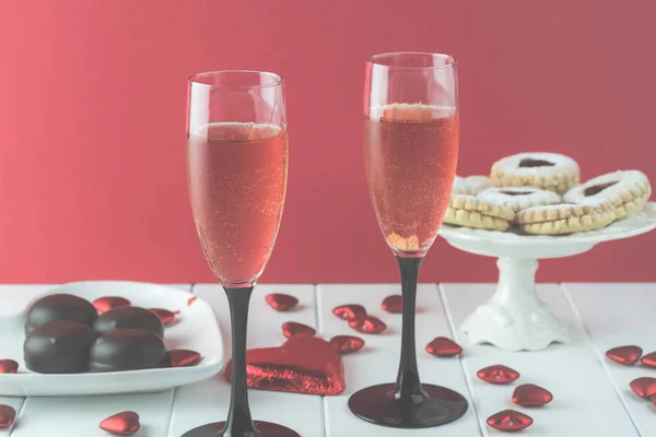 Romantik Akşam Yemeği Kadeh Şarap Kırmızı Beyaz Arka Plan Üzerinde — Stok fotoğraf