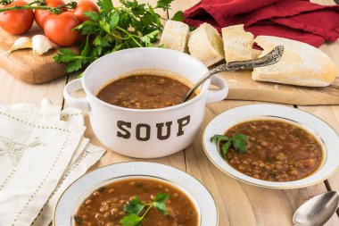 Kırmızı mercimek domates çorbası ile kase yakın çekim.