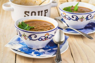 Kırmızı mercimek domates çorbası ile kase yakın çekim.