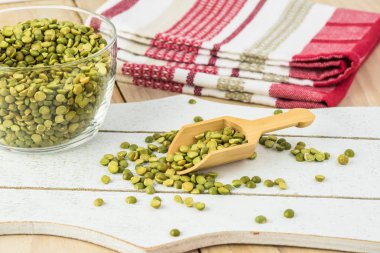 Kesme tahtası kase kuru bezelye - bezelye Füme pastırma çorbası için madde ile yakın çekim.