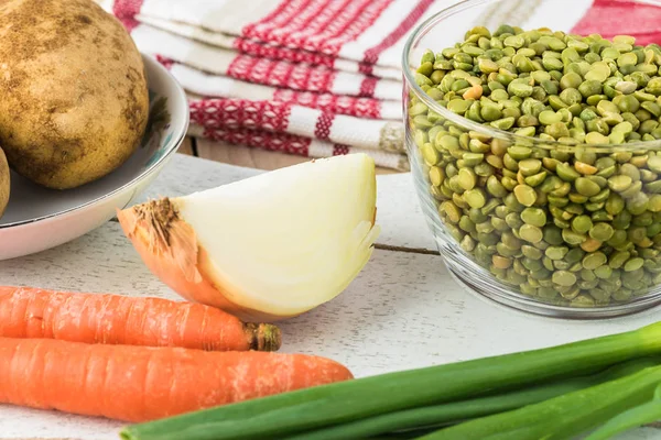 Nahaufnahme Des Küchentisches Mit Einer Schüssel Getrockneter Erbsen Karotten Zwiebeln — Stockfoto