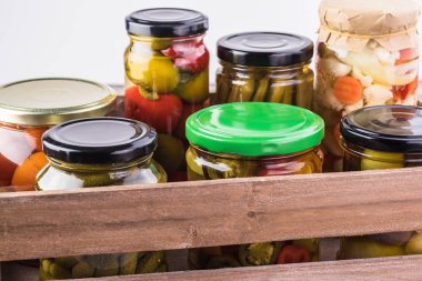 Cam kavanoz turşu sebze çeşitli ile sandık, yakın çekim.