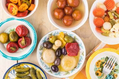 Bir tablo üzerinde Turşu sebze çeşitli ile kase görünümünün üst.