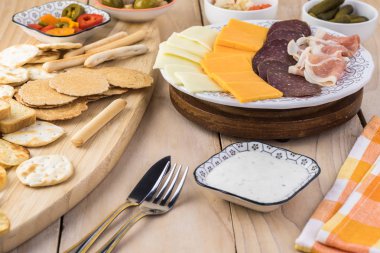 Çeşitli kraker, peynir ve et tabağı, Karışık Turşu sebze ile parti tablo.