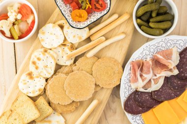 Çeşitli kraker, peynir ve et tabağı, Karışık Turşu sebze ile parti tablo.