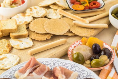 Çeşitli kraker, peynir ve et tabağı, Karışık Turşu sebze ile parti tablo.