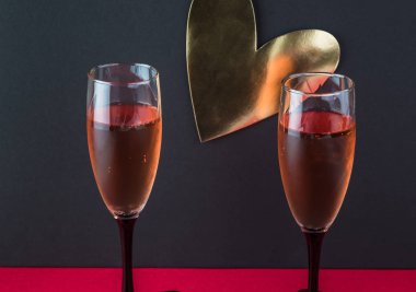 Bardak şarap Sevgililer günü ile romantik bir akşam yemeği.