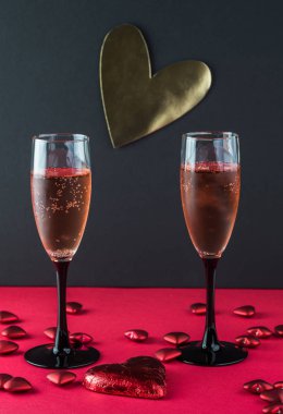 Bardak şarap Sevgililer günü ile romantik bir akşam yemeği.