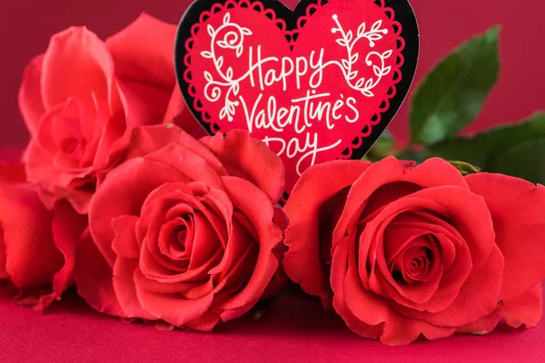 Вітальна Листівка День Святого Валентина Троянди Червоному Тлі — стокове фото