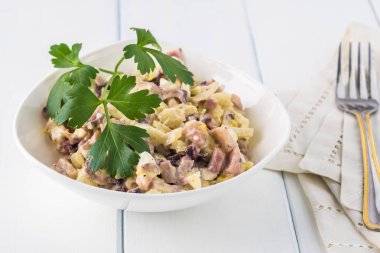 Kalamar yumurta soğan salata bir kase, yakın çekim.