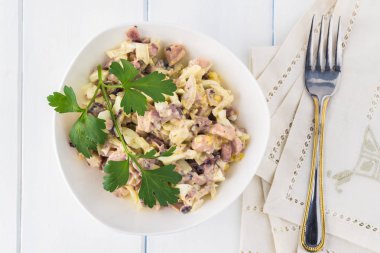 Kalamar yumurta soğan salata bir kase, yakın çekim.