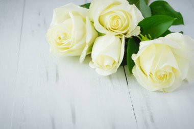 Tatil ahşap arka plan üzerinde beyaz gül yakın çekim.