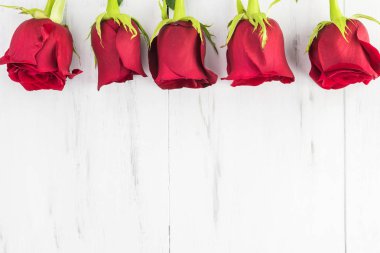 Kırmızı Güller Sevgililer günü için bir ahşap arka plan üzerine kapatın. Kopya alanı.