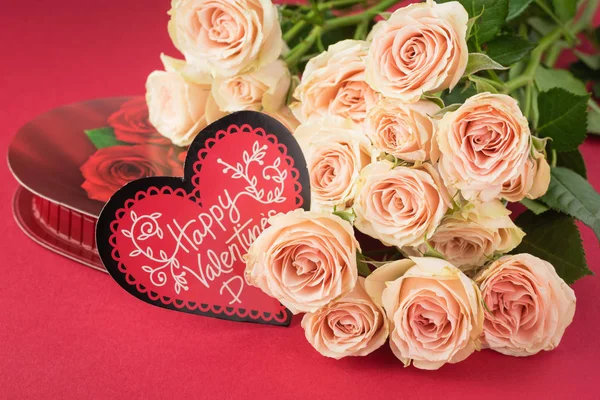 Nahaufnahme Von Rosa Rosen Und Herzförmigen Bonbons Zum Valentinstag Auf — Stockfoto