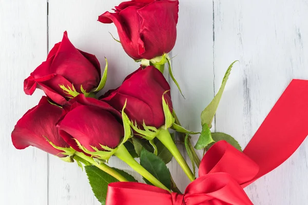 Крупним Планом Червоні Троянди Відпочинку Дерев Яному Фоні — стокове фото