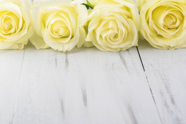 Beyaz gül için tatil bir ahşap zemin üzerine kapatın. Kopya alanı.