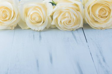 Beyaz gül için tatil bir ahşap zemin üzerine kapatın. Kopya alanı.