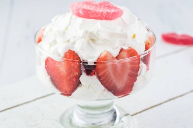 Lezzetli tatlı taze çilek ile şeker dudakları şeker ile Sevgililer günü için dekore edilmiş.