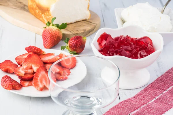Close Bowl Strawberry Jello Angel Food Loaf Fresh Strawberries Whipped — Stock Photo, Image