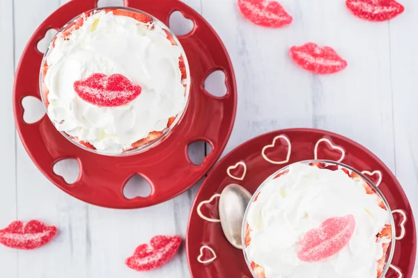 Delicioso Postre Con Fresas Frescas Decoradas Con Dulces Labios Azúcar — Foto de Stock