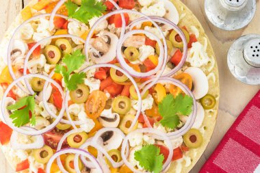 Çeşitli sebze karnabahar kabuk pizza.