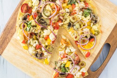 Taze pişmiş, parça, ev yapımı karnabahar kabuk pizza karışık sebze ile kesme.