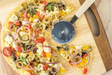 Taze pişmiş, parça, ev yapımı karnabahar kabuk pizza karışık sebze ile kesme.