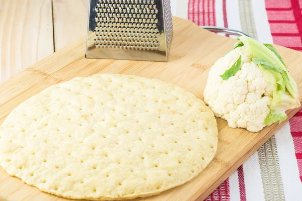 Karnabahar pizza kabuk bir kesme tahtası üzerinde kapat.