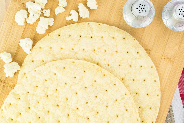 Primer Plano Corteza Pizza Coliflor Una Tabla Cortar —  Fotos de Stock