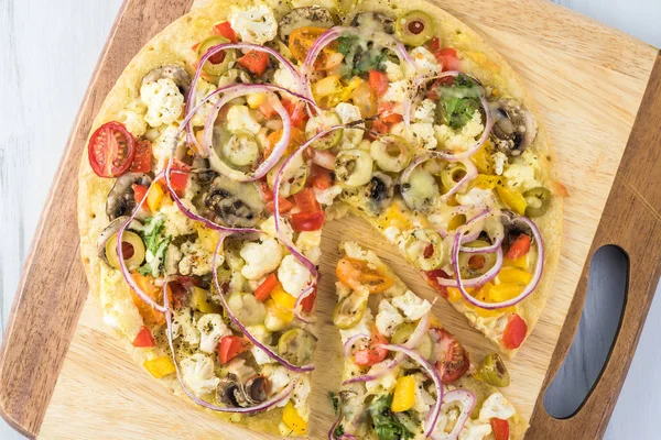 Taze pişmiş, parça, ev yapımı karnabahar kabuk pizza karışık sebze ile kesme.