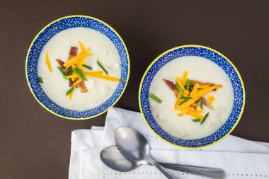 Kase karnabahar çorbası ile yüklenen pastırma ile kaşar peyniri. Frenk soğanı.