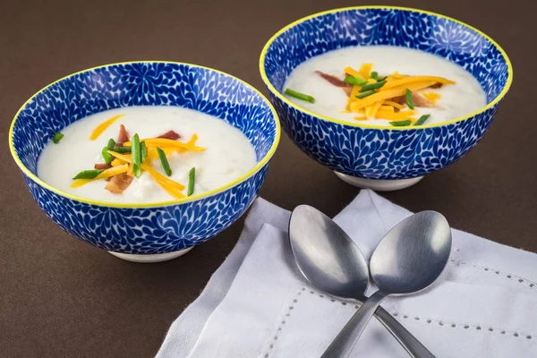 Kase karnabahar çorbası ile yüklenen pastırma ile kaşar peyniri. Frenk soğanı.