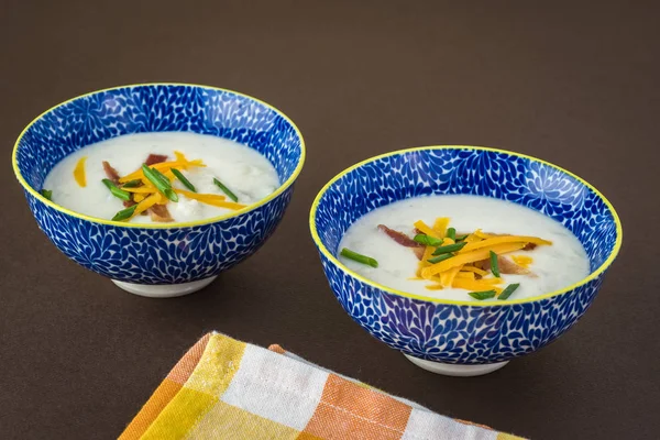 Kase karnabahar çorbası ile yüklenen pastırma ile kaşar peyniri. Frenk soğanı.