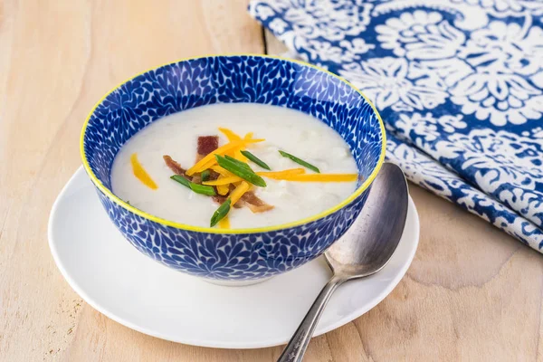 Pastırma ile yüklenen karnabahar çorbası ile kase kaşar peyniri. Frenk soğanı.