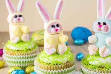 Paskalya için gökkuşağı hatmi bunny ile dekore kek.