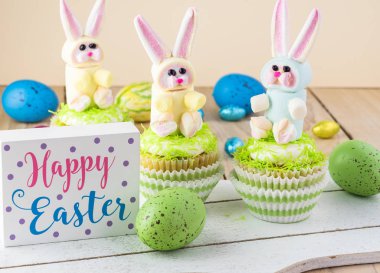 Paskalya için gökkuşağı hatmi bunny ile dekore kek.