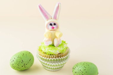 Paskalya için gökkuşağı hatmi bunny ile dekore kek.